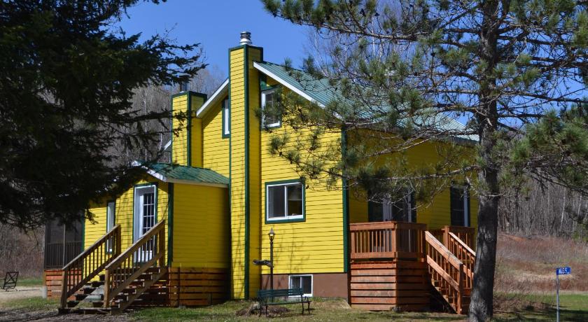 La Maison jaune de Chute-Saint-Philippe — Hotel in Val-Viger (QC)
