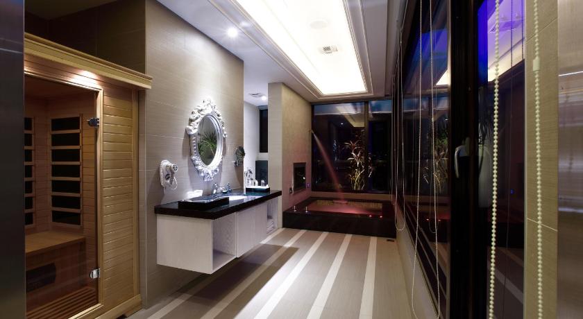 Image of Royal Suite Room 6
