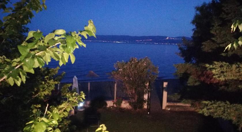 Flora's Beach House Your House On The Beach — Hotel in Galazia Nera