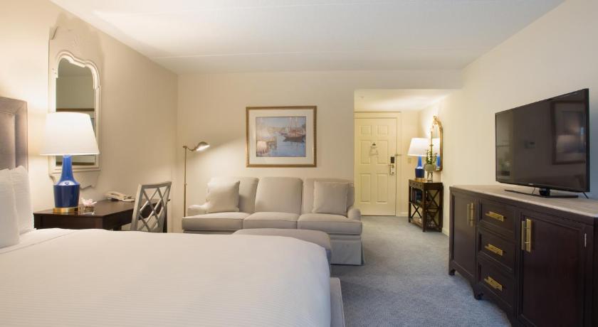 Deluxe King Room with Sofa Bed, The Bellmoor Inn and Spa in Rehoboth Beach (DE)