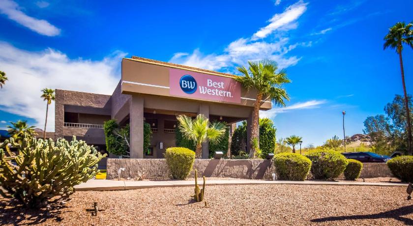 a large building with a clock on the front of it, Best Western InnSuites Phoenix Hotel and Suites in Phoenix (AZ)