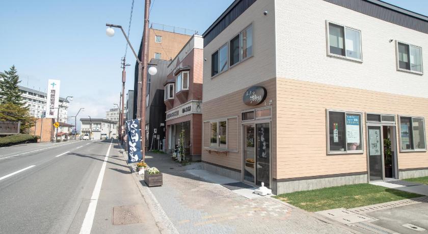 a street corner with a building on the corner, Guest House COCO in Toyoura