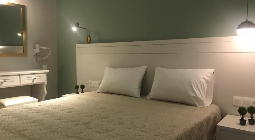 Image of Deluxe Triple Room 11