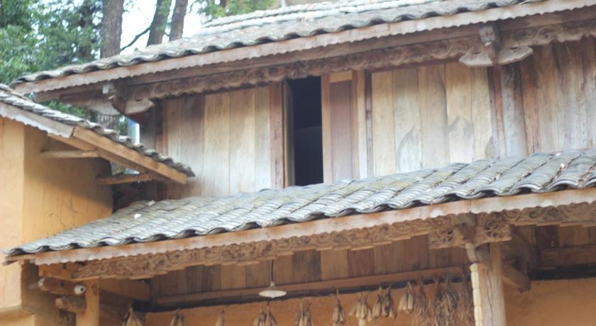 a large building with a wooden roof and windows, Ong Vang Meo Vac Hotel in Meo Vac
