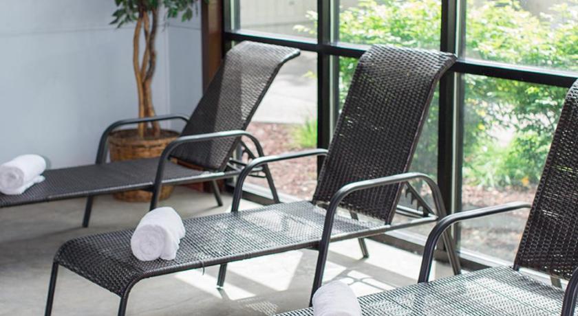 Rogue Regency Inn & Suites photo
