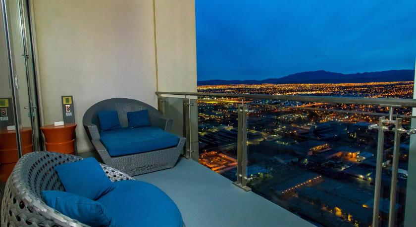 Romance Phenthouse at Palms Place photo