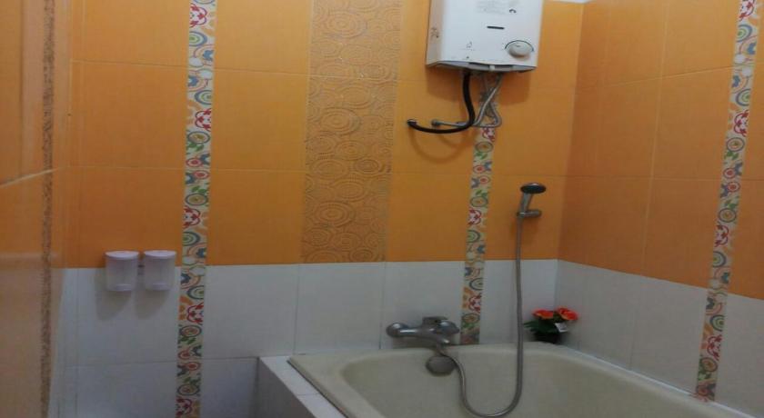 a bathroom with a sink, toilet and bathtub, Seventeen homestay in Bandung