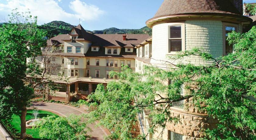 a large house with a large clock on the front of it, Cliff House at Pikes Peak in Colorado Springs (CO)