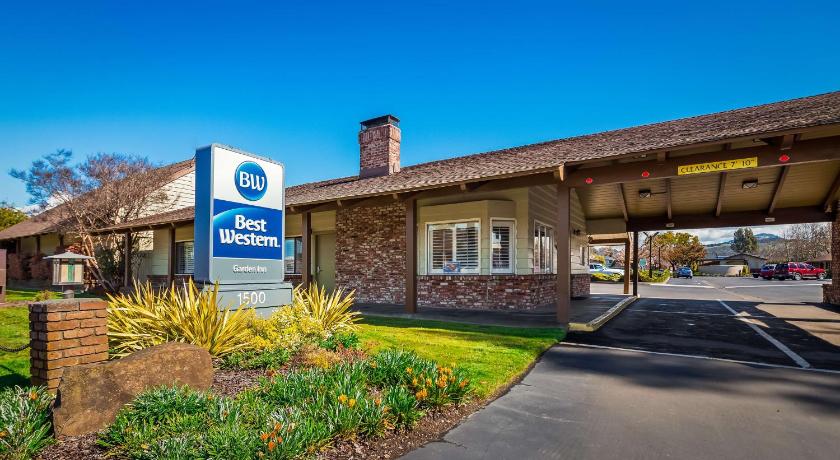 a large building with a sign on the side of it, Best Western Garden Inn in Santa Rosa (CA)