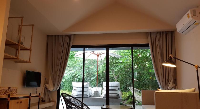 Image of Deluxe Room with Pool Access 8