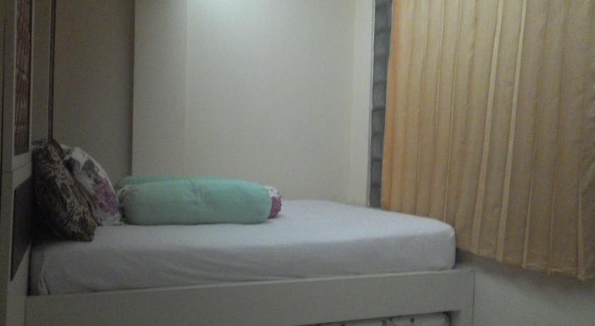 a bedroom with a bed and a window, Kantos Guest House in Jakarta