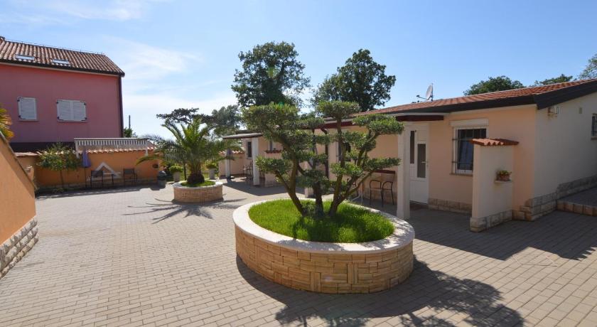 Apartmani Dekovic Materada — Hotel in Porec