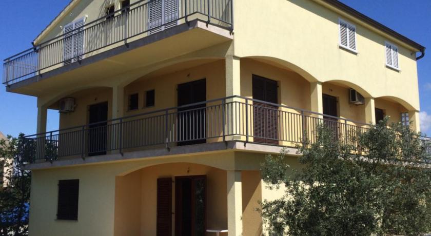 Apartments Antonija — Hotel in Sukosan