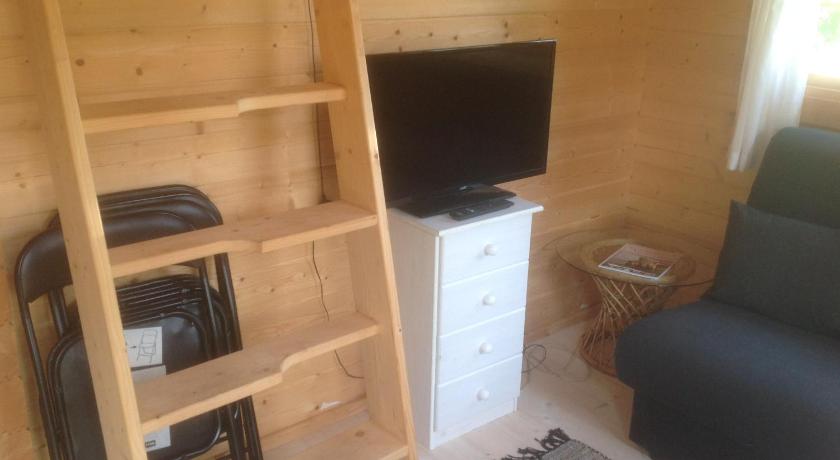 a tv sitting on top of a stand in a room, Hjemstavnsgardens Camping & Cottages in Glamsbjerg