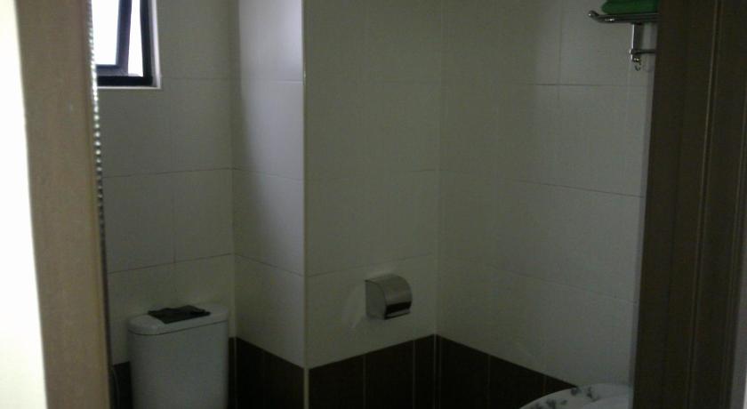 a bathroom with a toilet and a sink, Hotel Remix in Cameron Highlands