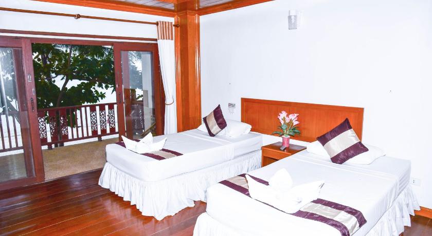 a hotel room with two beds and a window, Haad Khuad Resort in Ko Pha-ngan