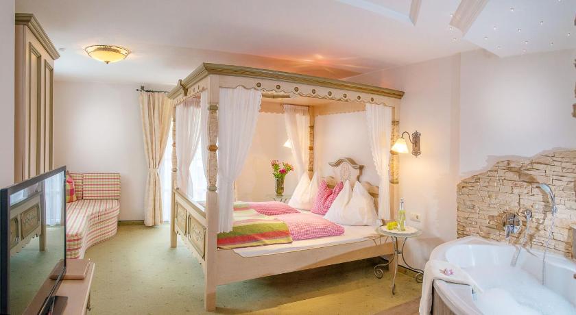 Landhotel Hubengut Bed and Breakfast photo