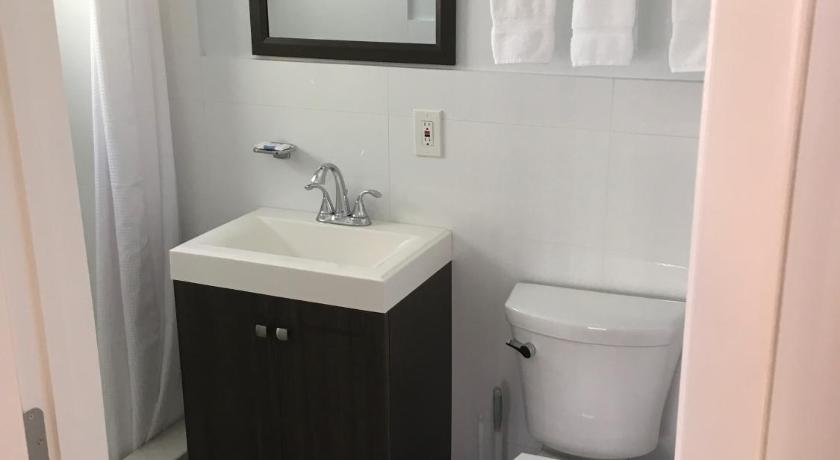 a bathroom with a toilet and a sink, Elizabeth House Inn in Deerfield Beach (FL)