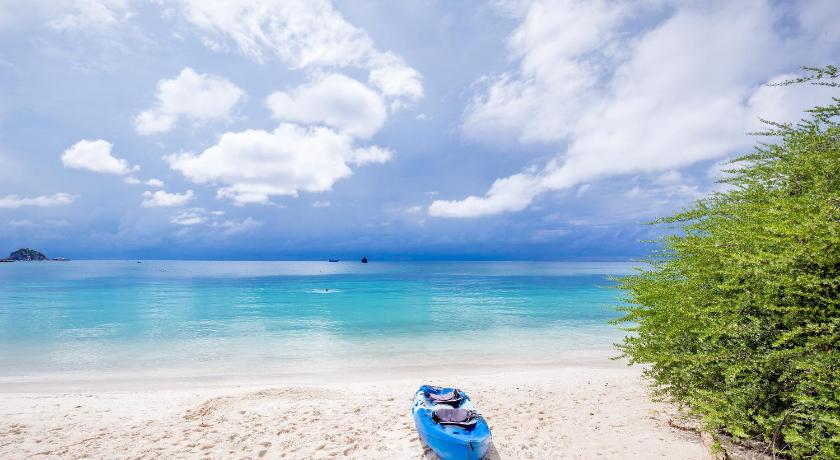 a blue boat sitting on top of a sandy beach, Beach Club by Haadtien in Ko Tao