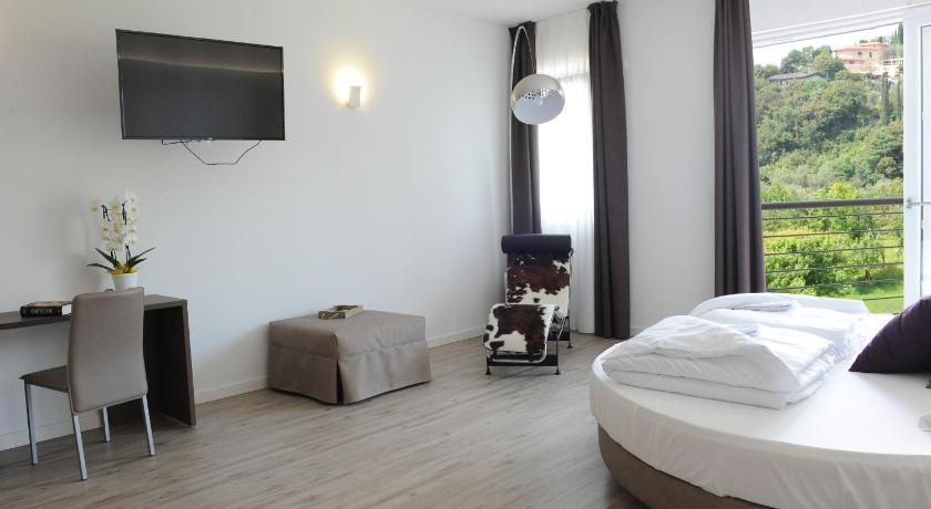 Image of Junior Suite with Spa Bath 9