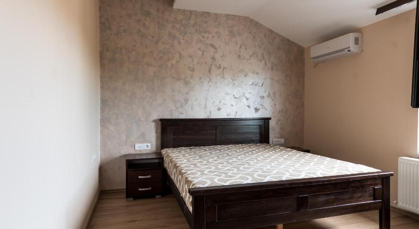 Prenociste HRAST — Hotel in Paracin
