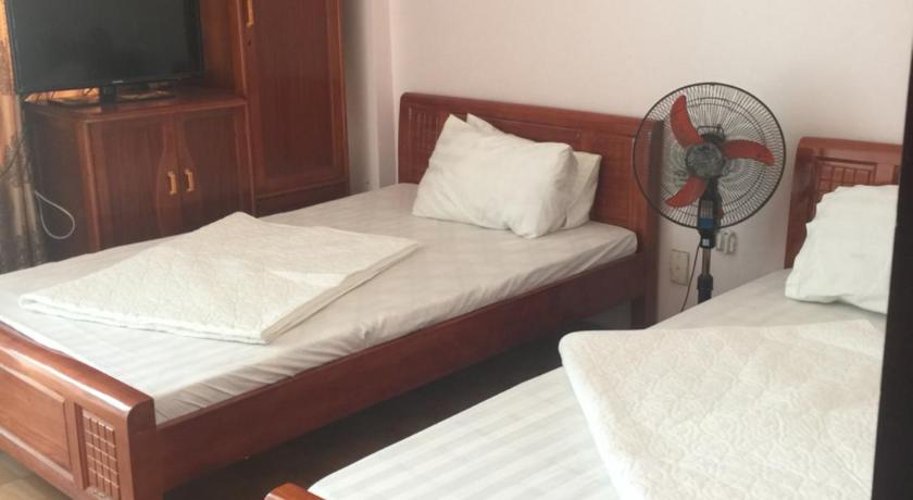 a bed room with two beds and a desk, Viet Anh 123 in Hạ Long