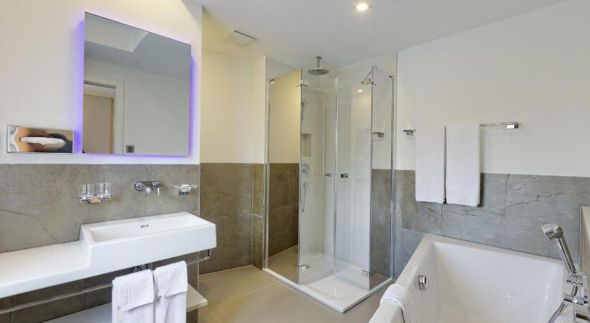 Image of Boutique Double Bathtub - River View 2