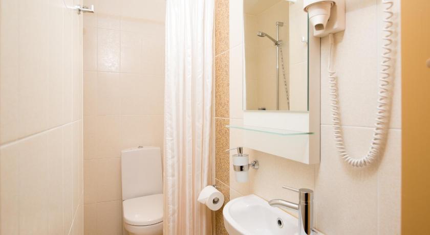 Image of Small Room with Bunk Bed and Free Parking 2