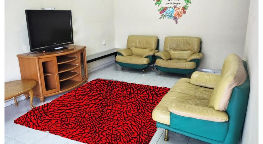 a living room filled with furniture and a tv, Homestay Melewar in Batu Pahat