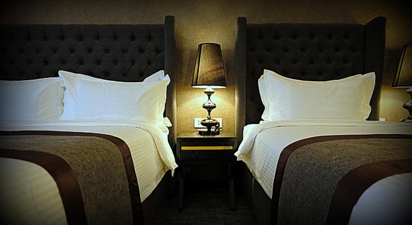 Image of 1969 Chairman's Suite 10