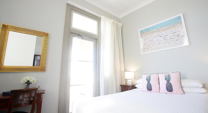 Image of Standard Ocean View Room with Queen Bed and Balcony 4