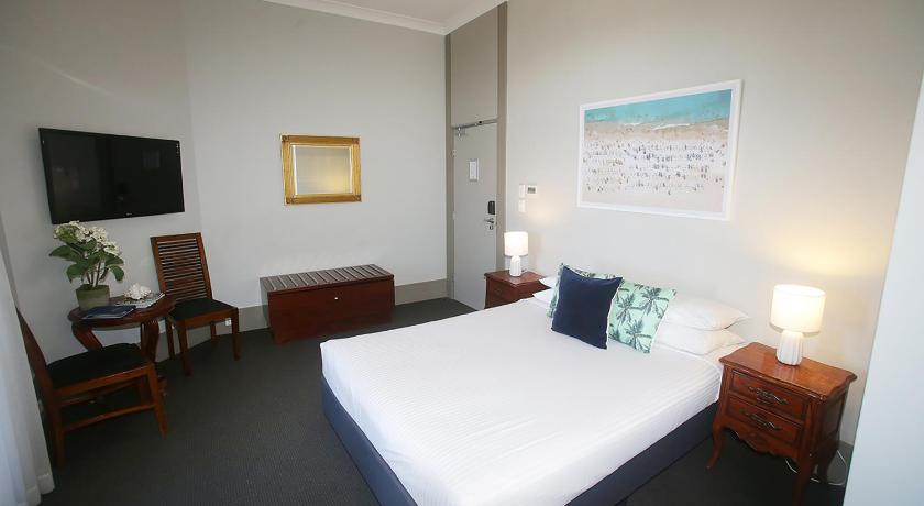 Image of Standard Ocean View Room with Queen Bed and Balcony 5
