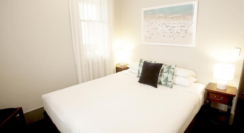 Image of Queen Room 4