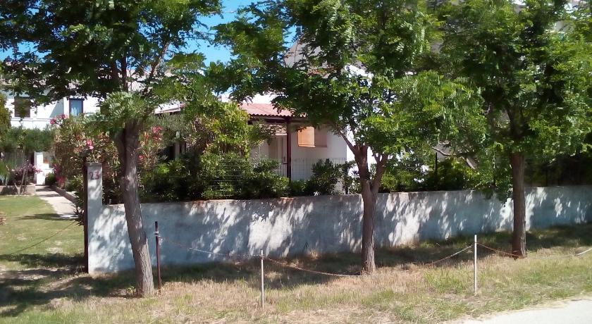 Apartmani Garden — Hotel in Pag