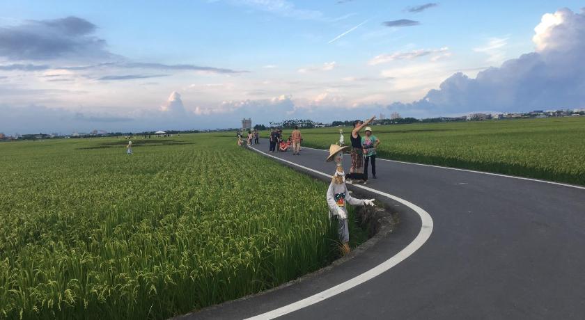 a person on a bike in the middle of a field, Real Fun Bed and Breakfast in Yilan