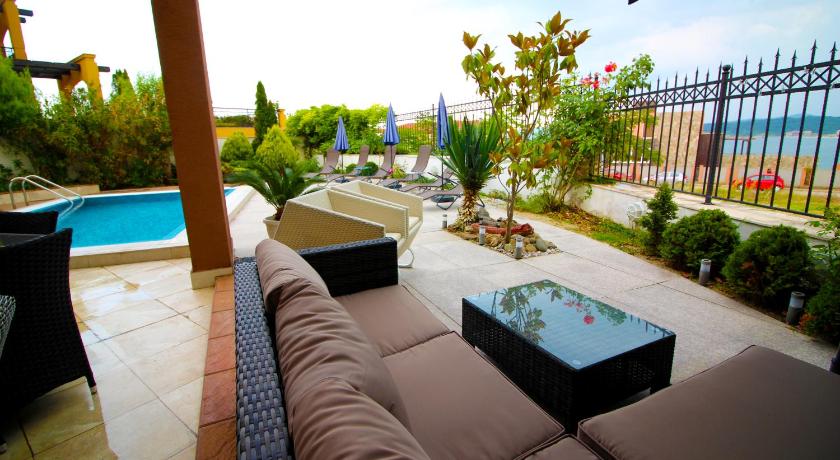 Luxury House on Buzhaka photo