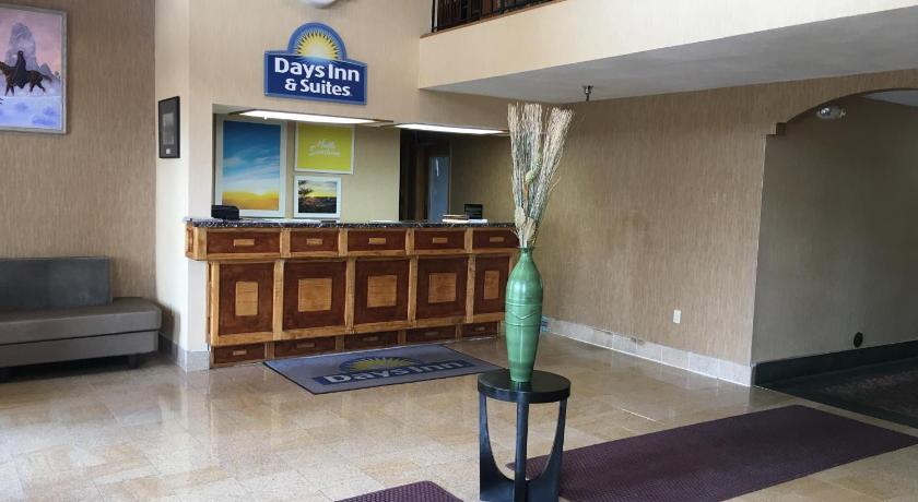 Days Inn & Suites by Wyndham Red Rock-Gallup