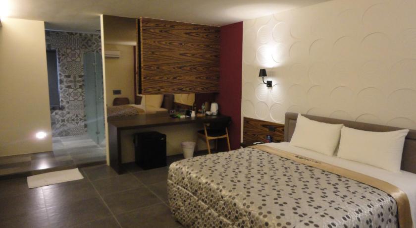 Travel Port Motel photo