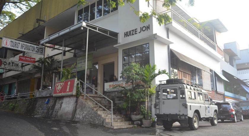 a white truck parked in front of a building, Huize Jon Hostel in Malang