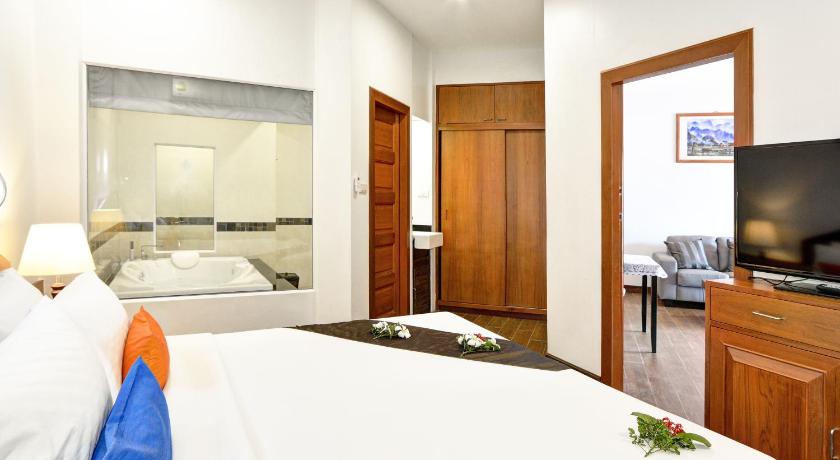 Image of Deluxe Jacuzzi 6