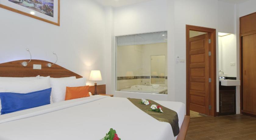 Image of Deluxe Jacuzzi 1