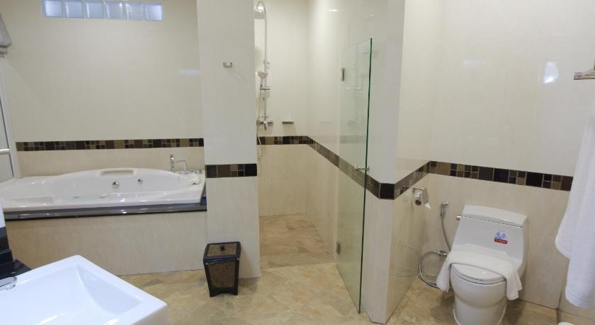 Image of Deluxe Jacuzzi 8