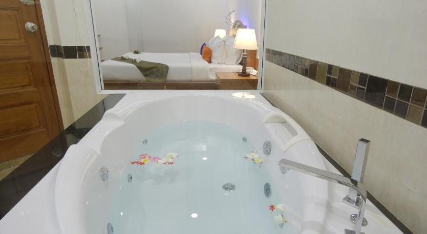 Image of Deluxe Jacuzzi 7