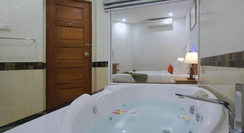 Image of Deluxe Jacuzzi 10