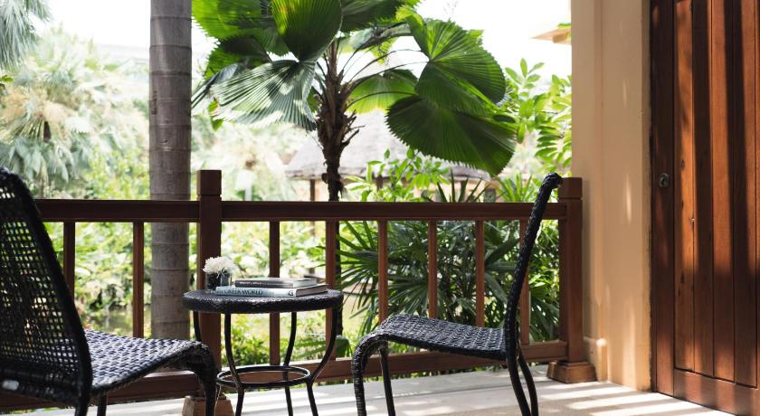 Image of Junior Suite Pool View 8