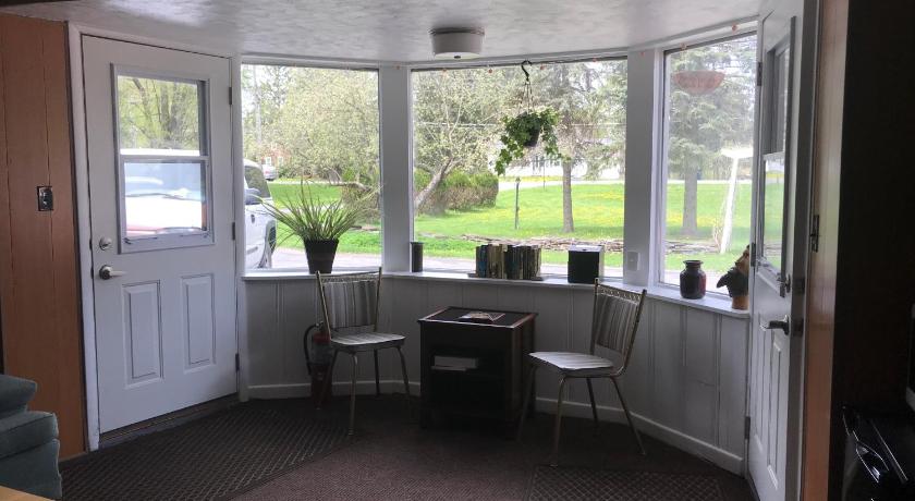 Camillus Nightshade Inn & Gardens 1-Star Accommodation lobby