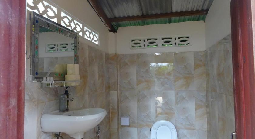 Image of Fan Room with Shared Bathroom 4