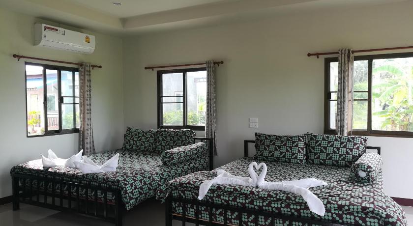 Image of Family Room with Lake View 5