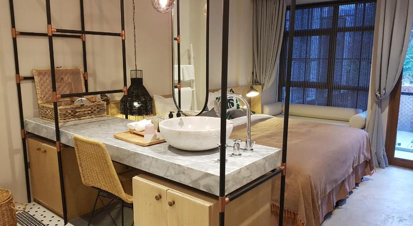 Image of Superior Double Room with Balcony 4