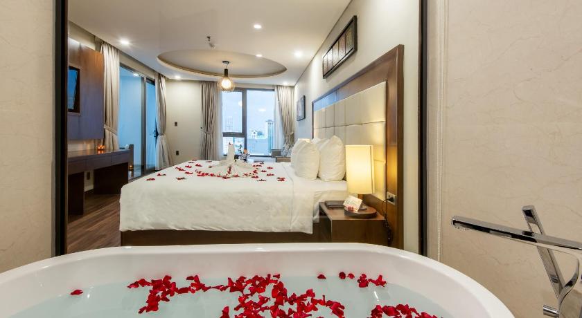 Image of King Junior Suite with Balcony 2